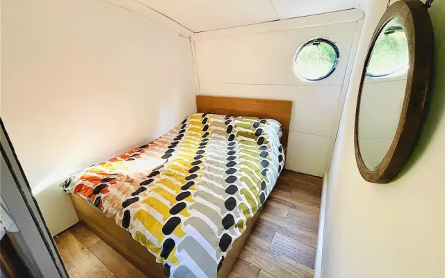 Boutique Boat Stays Contemporary Barge