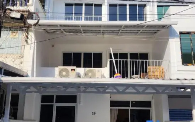 Retro Vibes Sathorn 500M BTS SaphanTaksin ICONSiam Asiatique