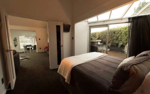 Uranga Villa - sunny location with spa pool