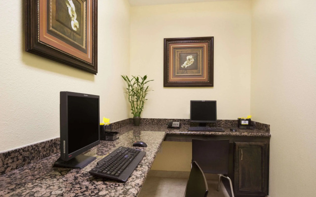 Days Inn & Suites by Wyndham Galveston West/Seawall