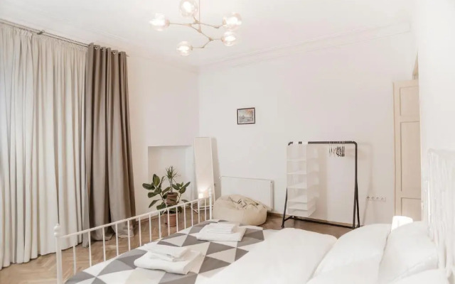 Tbilisi center 2 BD 80sq with Balcony and High ceiling