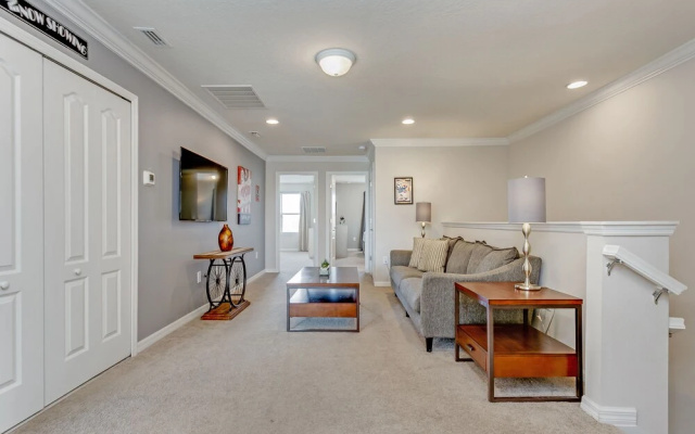 Beautiful Townhome W/private Pool 7 mi to Disney