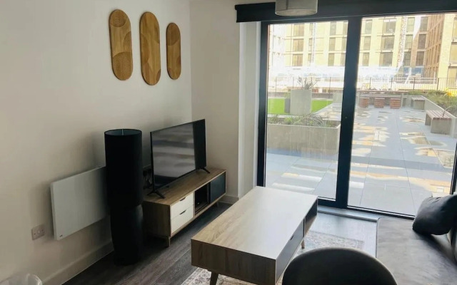 Sleeps 3 - Garden and Parking - Near Old Trafford