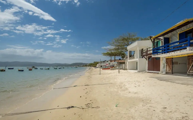 3BR Beachfront House w/ BBQ Apc2200