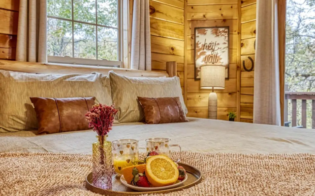 Gatlinburg Getaway - Private Theater Hot Tub
