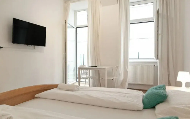 Welcoming 3BR Apt Steps From Belvedere