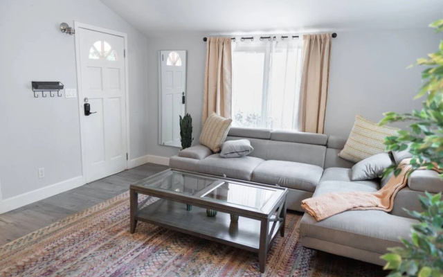 CHARMING UPGRADED 1-BEDROOM HOUSE IN GLENDALE (p55)