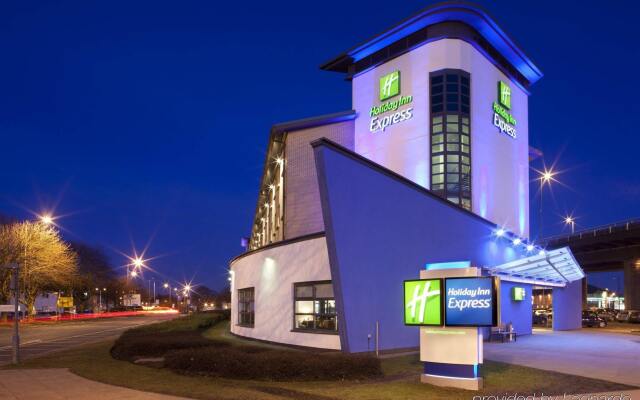 Отель Holiday Inn Express Glasgow Airport Великобритания, Пейсли - отзывы, цены и фото номеров - забронировать отель Holiday Inn Express Glasgow Airport онлайн вид на фасад