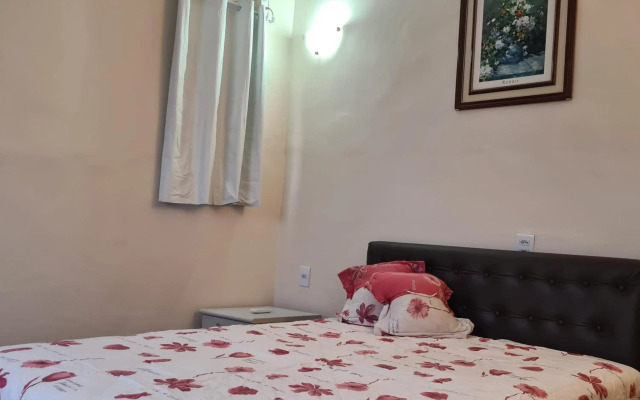 Kitnet casal e apartamento com lareira e vista jardim