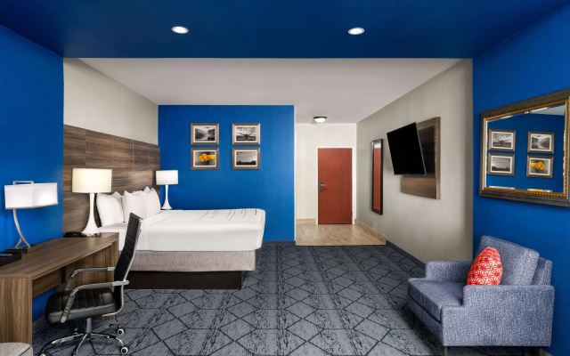 La Quinta Inn & Suites by Wyndham Denton - University Drive