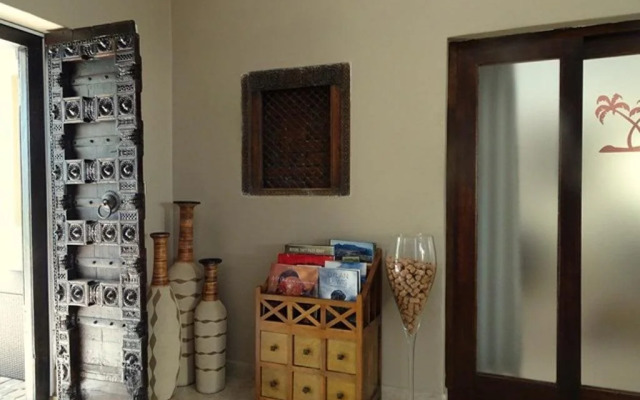African Palm Cottage and Guesthouse
