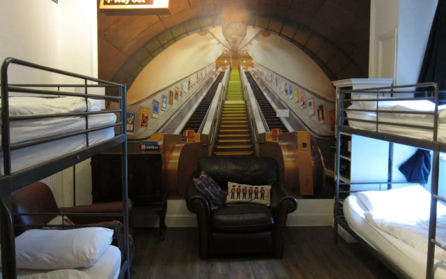 The Horse & Stables