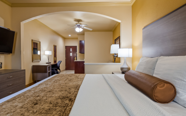 Best Western Plus Crown Colony Inn & Suites