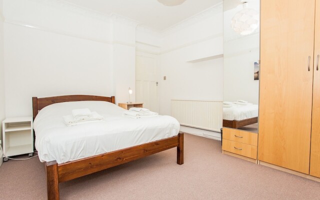 Отель Spacious 2 Bedroom Flat in North West London комната для гостей