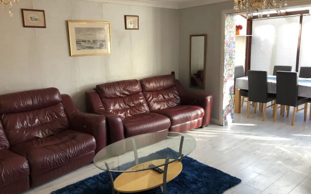 Nice 3-bed House in Farnham Royal Slough