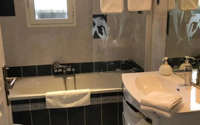 Petite maisonette adossee mais independante avec piscine