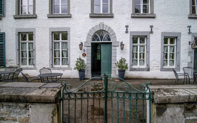 Spacious Apartment in a 16th-century Castle