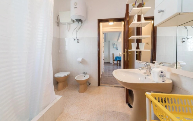Awesome Home in Tar With Wifi and 3 Bedrooms