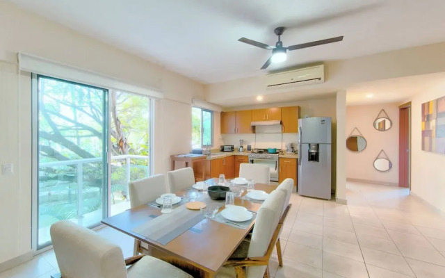 Beautiful Condo With Pool and Close to the Beach