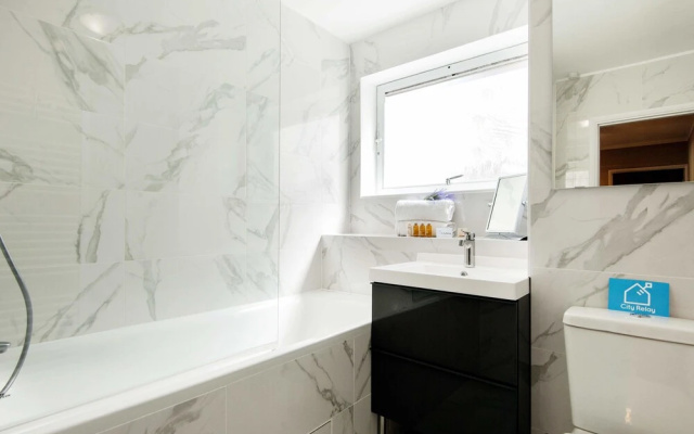 Bright Elm Park Gardens Apartment - DST