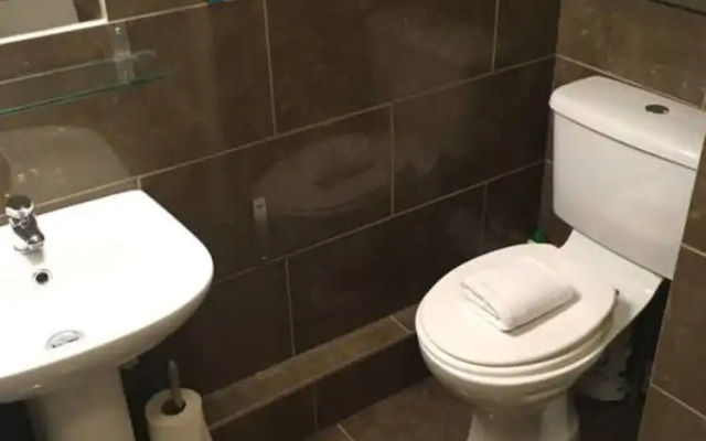 3 Bedroom House With Free Parking