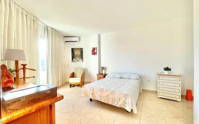 Apartment in Malaga With Sea Views & Pool