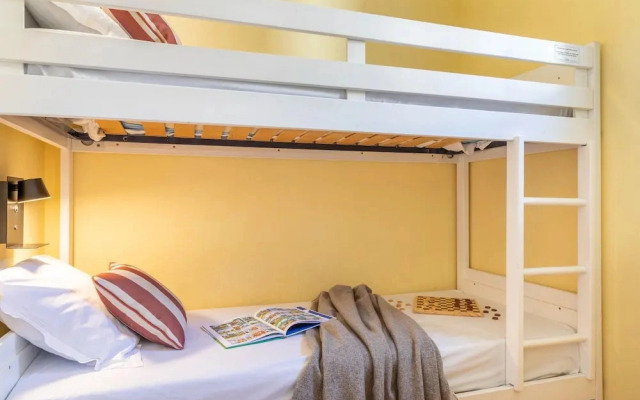 Riverfront Family Stay With Balcony