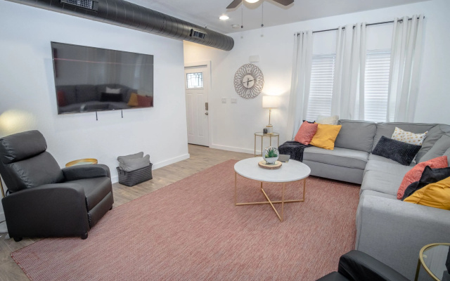 5BR/4BA House Sleeps 20 Downtown