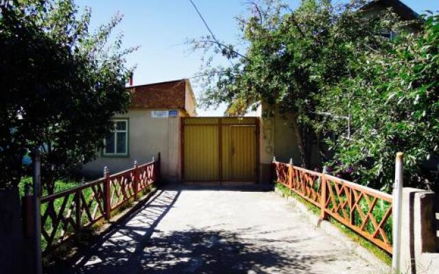 Отель Home Stay in Karakol Кыргызстан, Каракол - отзывы, цены и фото номеров - забронировать отель Home Stay in Karakol онлайн вид на фасад