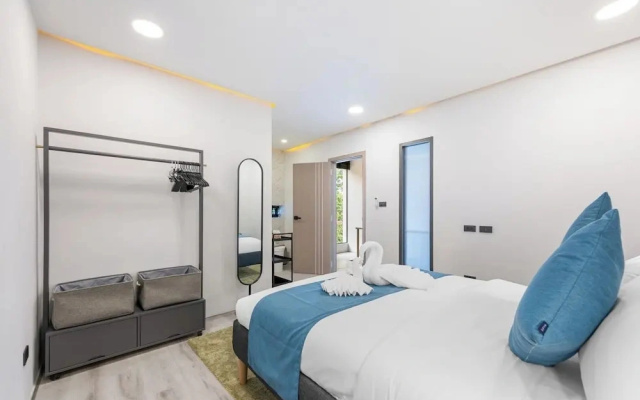 Elegant Pool Access Townhouse Near Beach