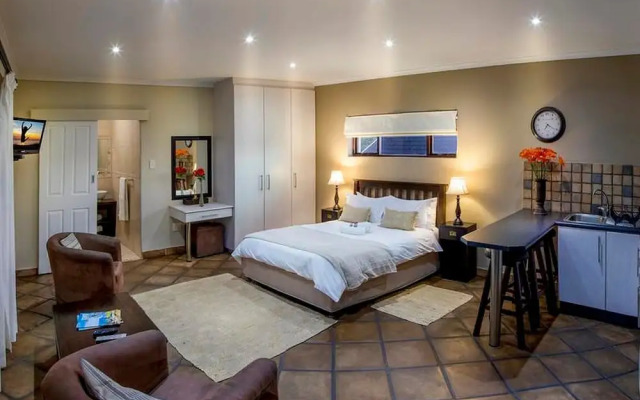 Room-guest Lodge, Double bed and Sofa be
