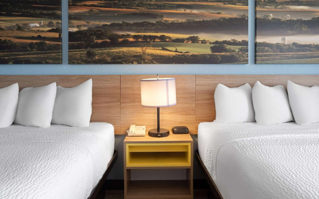 Days Inn by Wyndham Neenah