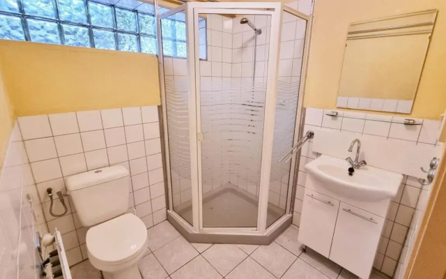 ONO28 Romantic holiday home with large garden