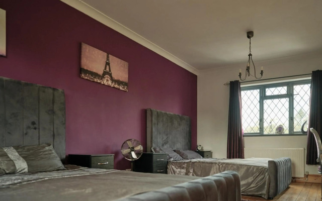Modern Spacious House - Sleeps 16, Free Parking, Sun Terrace