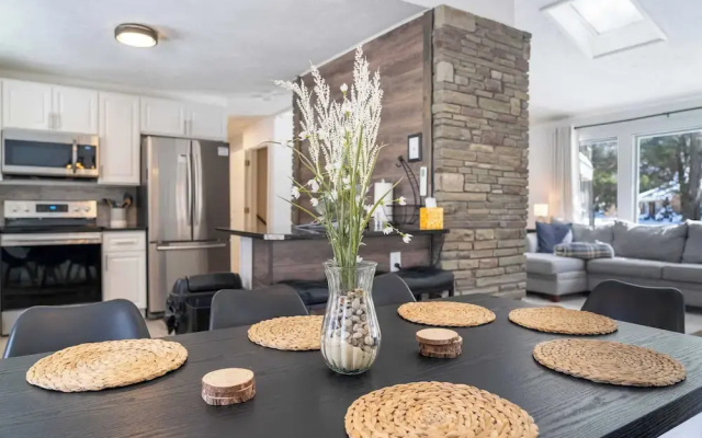 Birchwood by Avantstay Game Room + Lake Access