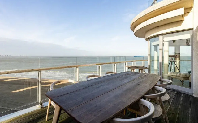 Stunning Penthouse With Free Parking and sea View