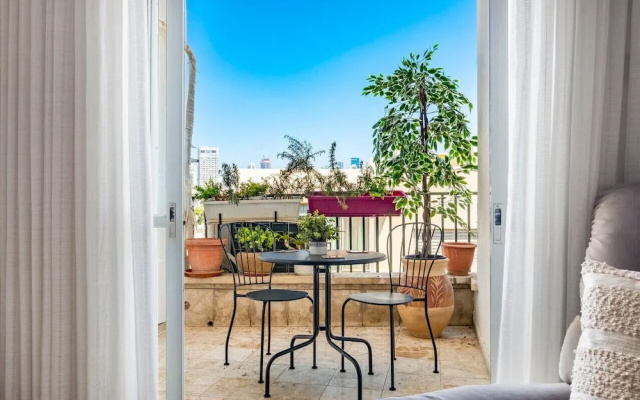 Ben Yehuda Green Charm by Sea N' Rent