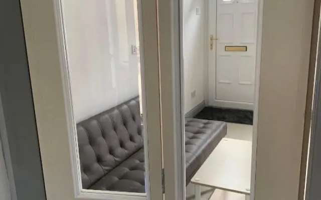 Dane Guest House Free Parking Fast WiFi Modern Living