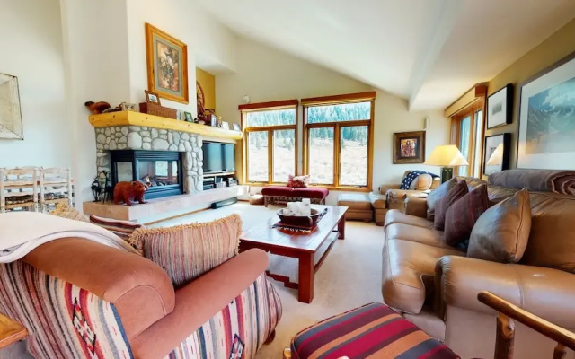 Snowcreek V 760 Pet-Friendly, Amazing Mountain Views, Private 2 Car Garage, Washer Dryer by RedAwning
