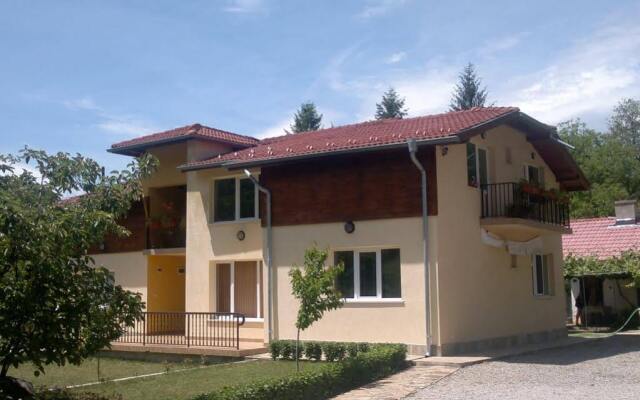 Отель Villa Nanevi вид на фасад