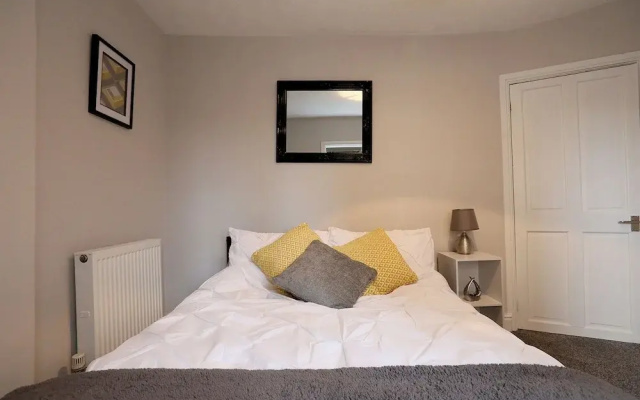Spacious 2 Bedroom Cosy Apartment - Close to Station!
