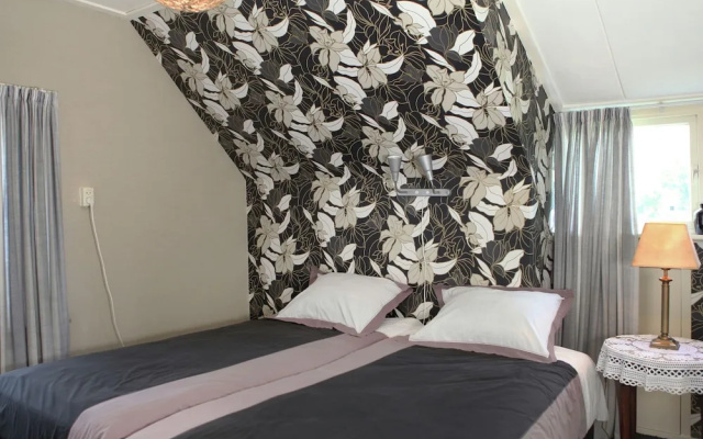 Holiday Home With Roofed Terrace, Barbecue & Garden in Bentelo