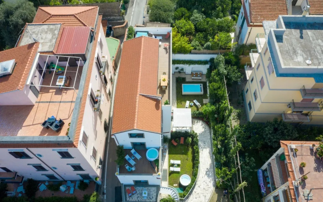 Luxury Apartment with Garden and Pool