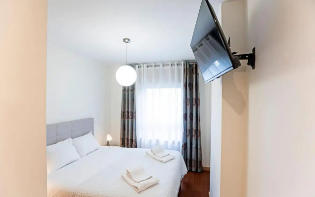 2BR Flat by Metro w/ Free Parking by LovelyStay