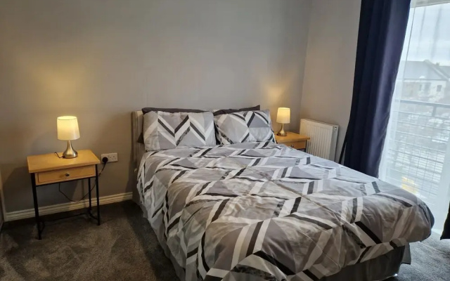 Stylish 2-bed Apartment - Sleeps 4, Parking & Wifi