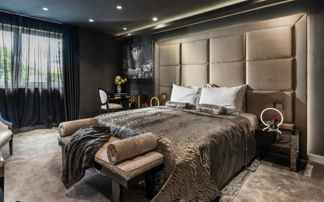 Hotel 9