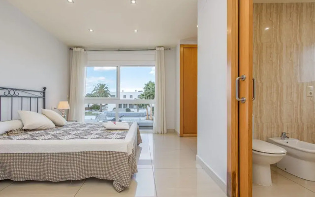 Villa in Empuriabrava With Private Pool & Mooring