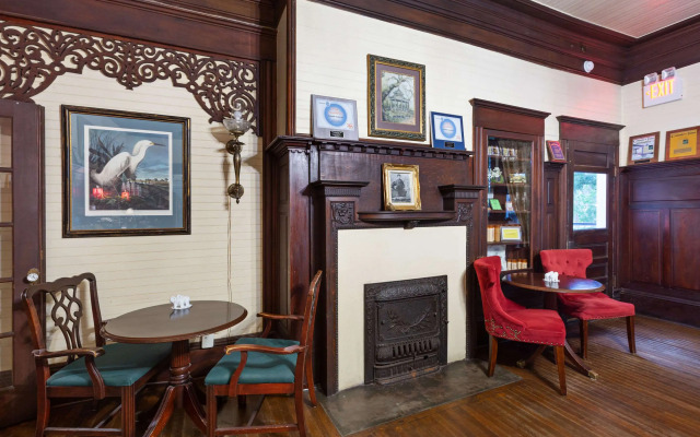 Coombs Inn & Suites