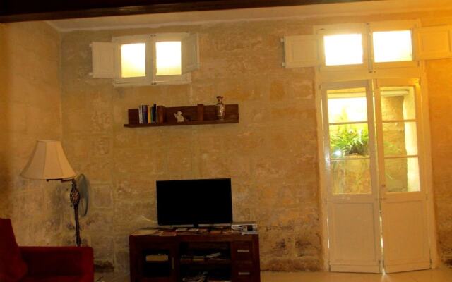 Отель Charming flat near the Sea Слима комната для гостей