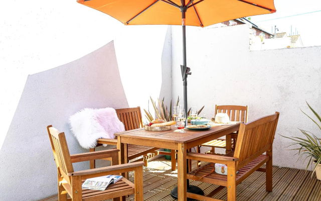 The Terrace - Light, bright characterful coastal home with parking near beaches